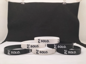 Bracelet en silicone avec gravure de texte, logo, bracelet de sport coloré, texte imprimé en relief, bracelet en silicone lumineux pour adultes - Product Image 2
