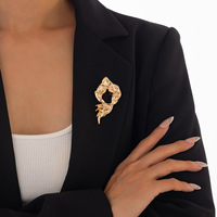 Broche en Alliage Doré Chanvre Tendance pour Femme, Épingle de Costume Manteau Irrégulière Évidée, Accessoire de Mode Chic
