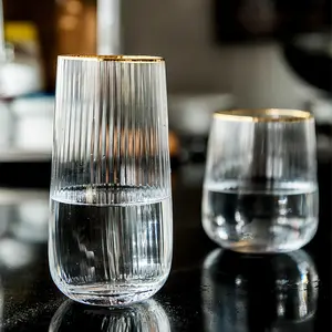 लक्ज़री स्टाइल व्हिस्की ग्लास बीयर बार में सोने की धार वाले पारदर्शी धारीदार ग्लास का उपयोग करें
