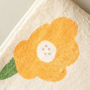 Tapis rectangulaire Kavita à motifs floraux en polyester polaire résistant aux taches pour la décoration intérieure - Product Image 1