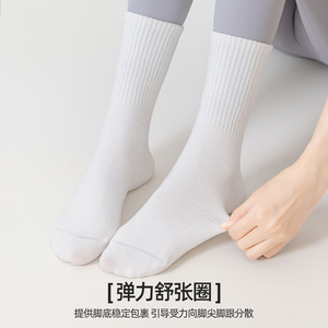 Chaussettes de yoga personnalisées, chaussettes de sport antidérapantes en coton mi-mollet pour femmes, chaussettes de maintien de la taille, chaussettes d'intérieur - Product Image 4