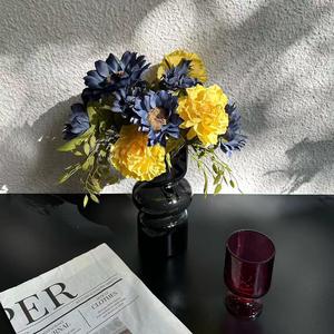 Arrangement de fleurs artificielles de tournesol et de pivoine, fleurs en soie mélangées dans un vase en verre noir pour la décoration de la maison - Product Image 4