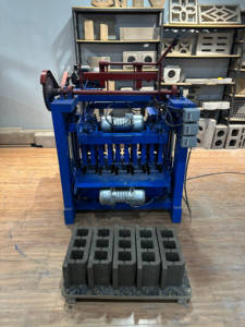 Giá thấp phù hợp để sản xuất gạch xi măng Máy làm gạch có thể sản xuất gạch khác nhau bằng cách thay đổi khuôn - Product Image 6