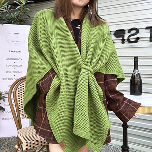 Mantella Lunga da Donna di Lusso Quattro Stagioni in Cashmere con Fibbia Taglie Grandi, Scialle Lavorato a Maglia Stile Morbido da Indossare per l'Inverno - Product Image 3