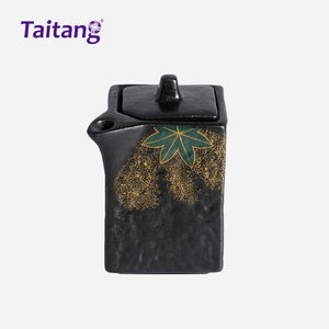 Fournisseur unique de produits de restauration, distributeur d'assaisonnements japonais, accessoires pour sushis, pot à sauce soja en céramique noire avec bec verseur - Product Image 1