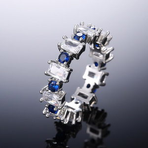 Simpatico anello con pietra quadrata per donna, design con intarsi scintillanti, gioielli alla moda per tutti i giorni - Product Image 1