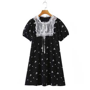 รันฉี N8378 ชุดเดรสสีดำลายดอกไม้แต่งลูกไม้ ปกปีเตอร์แพน แขนสั้น กระโปรงยาวระดับกลาง ระบายอากาศได้ดี สวมใส่สบายในชีวิตประจำวัน - Product Image 3