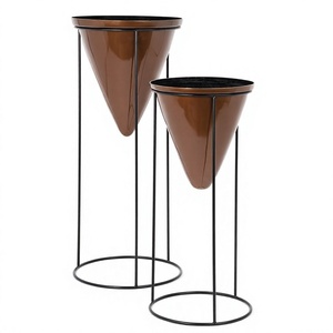 Soporte de Hierro Moderno para Macetas, Recubrimiento en Polvo, Decoración Interior para el Hogar, Diseño Minimalista, Forma de Cono Marrón - Product Image 1