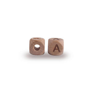 Personnalisé 10mm 12mm Laser Gravé Dés Bois Couleur Hêtre Carré Cube En Bois Anglais Alphabet Lettre Perles avec Trou - Product Image 6