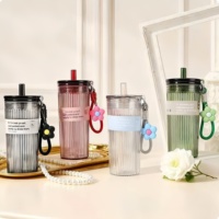 Gobelet à eau en plastique double paroi pour femmes, tasse élégante avec infuseur à thé et paille, gobelet à jus portable avec sangle de transport
