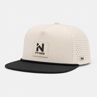 Casquette de golf exclusive structurée à six panneaux, visière plate, badge frontal, perforations laser, respirante, marque privée