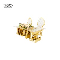 Eleganter LOVE-förmiger Esstisch mit Goldbasis und Acrylplatte für Hochzeiten und Hotels