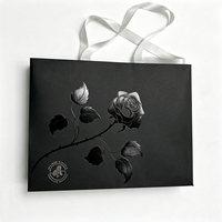 Sac cadeau en papier noir de luxe personnalisé, estampage à chaud argenté, logo rose, poignée en ruban de satin, sac en papier pour emballage cadeau
