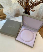Vente en gros Grande boîte en papier doré avec insert en velours pour colliers de perles Emballage de présentation de bijoux de luxe en carton avec logo personnalisé