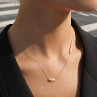 Collar de Perlas en Cascada Chapado en Oro con Cinco Perlas Graduadas de Diferentes Tamaños, Cadena Ajustable, Joyería Diaria para Mujer