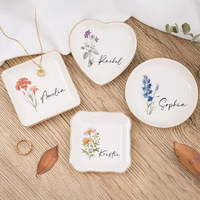 Plateau à Bijoux Personnalisé avec Fleur de Naissance – Plateau à Bagues en Céramique avec Fleur Aquarelle Personnalisée pour Cadeaux de Noël et Articles de Mariage