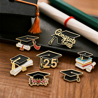 Broches en émail personnalisées en gros pour toques de graduation, badges de revers pour l'année académique, broches en métal souple avec logo scolaire, cadeau de cérémonie pour étudiant