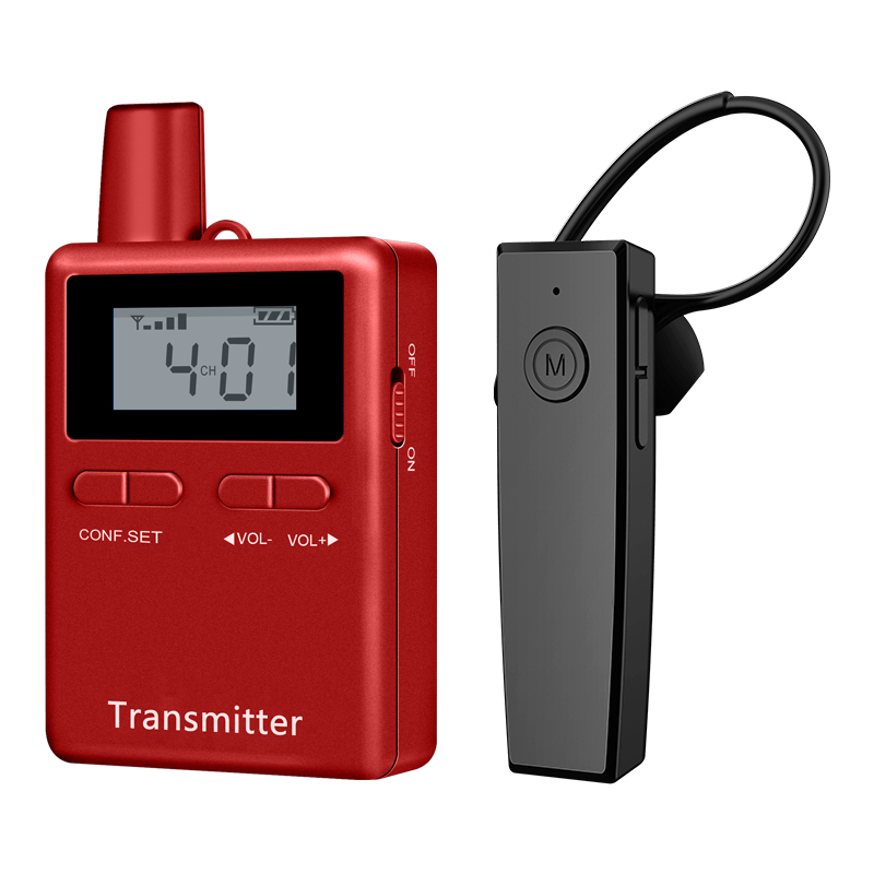 Комплект гарнитуры туристической группы включает беспроводной передатчик и приемник системы связи рефери