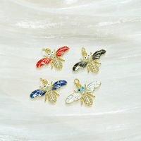 Charmant pendentif abeille en laiton avec micro-insertion de CZ et émail coloré pour la fabrication de colliers et de bijoux DIY