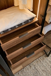 <span class=keywords><strong>Armoire</strong></span> durable en mélamine noyer avec portes en verre à cadre noir, éclairage LED intégré et tiroirs pour le rangement de la chambre - Product Image 6