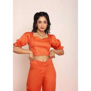 Ensemble pantalon et haut à découpes florales Rust pour femme, ensemble coordonné élégant, tenue deux pièces avec une coupe flatteuse, look tendance, confortable à porter - Product Image 4