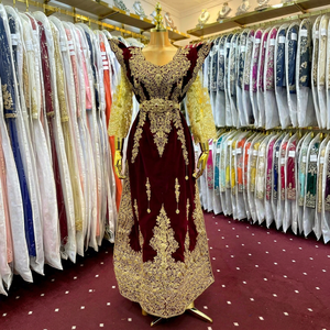 Robe de mariée traditionnelle Fergani brodée or bordeaux foncé pour femme, longueur ras du sol, en crêpe banane, coupe classique extensible - Product Image 1