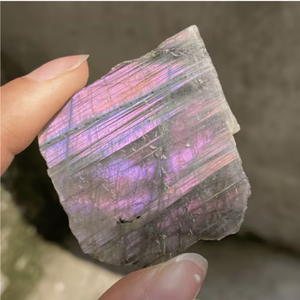 Tranche de <span class=keywords><strong>labradorite</strong></span> violette à fort éclat, plaque de pierre précieuse Spectrolite pour la fabrication de bijoux, pierre de guérison en cristal violet de qualité supérieure - Product Image 2