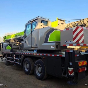 Grue sur camion hydraulique Zoomlion ZTC250E552 de 25 tonnes, flèche principale à 5 sections, hauteur de levage de 41,6 m, à vendre - Product Image 2
