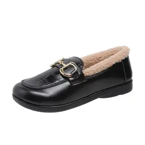 China billige Pantoffel Frauen warmen Winter billig Pu Leder schwarz weiß