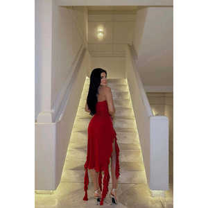 Robe de cocktail rouge sans bretelles avec fente profonde - Product Image 4