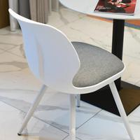 Chaise de salle à manger moderne à coque moulée, chaise d'appoint avec coussin en tissu confortable et pieds en bois naturel pour la décoration intérieure, chaise d'hôtel
