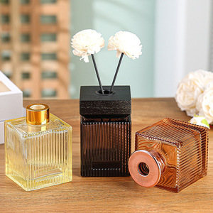 <span class=keywords><strong>Diffuseur</strong></span> d'huiles essentielles en verre à rayures verticales carrées de 200 ml, flacon de <span class=keywords><strong>parfum</strong></span> avec bouchon à vis et bâtonnets - Product Image 1
