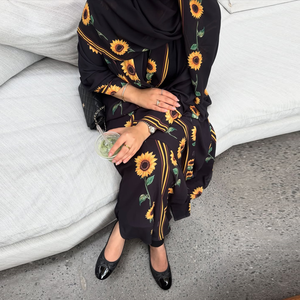 Abaya negra en oferta con estampado de girasoles, cárdigan musulmán abierto por delante con hiyab a juego, abaya tipo pashmina. - Product Image 1