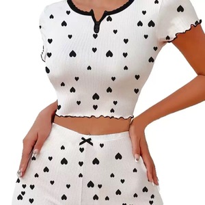 Nouvel ensemble de pyjama pour femmes de style européen et américain avec boutons côtelés imprimés en forme de cœur, adapté à la fois aux tenues décontractées et à l'usage quotidien. - Product Image 2