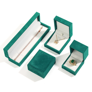 Customized Clamshell Box Velvet Jewelry Box Present Gift Bangle Jewelry Packing for Jewelry Packaging