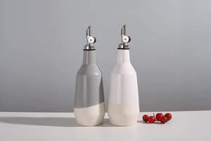 Dispenser moderno per olio e aceto con beccuccio in metallo e vassoio versatore pesante <span class=keywords><strong>da</strong></span> cucina Dispenser per bottiglie in ceramica <span class=keywords><strong>Set</strong></span> di 2 - Product Image 3