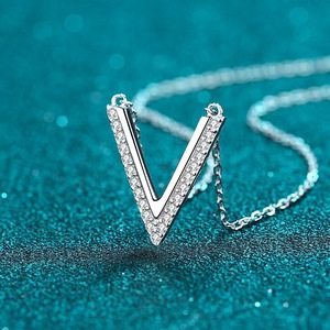 สร้อยคอเพชรตัวอักษร V ทองคำขาวแท้ 18k น้ำหนักแน่น ประดับเพชร VVS1 D Clarity เพชรเลี้ยงในห้องปฏิบัติการ ดีไซน์หรูหรา สง่างาม - Product Image 5