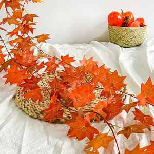 Guirnaldas de hojas de arce rojo artificial Timo de seda de 2.3 m, decoración otoñal para uso en interiores y exteriores. - Product Image 3