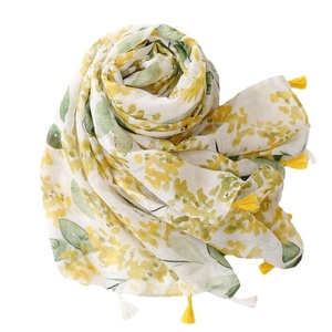 Pañuelo largo de verano para mujer, ligero y fresco, de poliéster con hilo de Bali, con estampado de hojas en verde frutal y amarillo brillante, con borlas, tipo chal. - Product Image 5