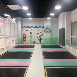 Équipement de parc de trampolines intérieur commercial, grande zone de saut modulaire avec rembourrage de sécurité et filet de protection rose/gris - Product Image 1