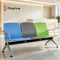 Chaise d'attente personnalisable en aluminium avec accoudoirs et assise groupée, fabrication directe usine, avec table à thé optionnelle entre les sièges