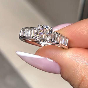 Anello dal design geometrico, elegante anello da dito per donna, stile matrimonio - Product Image 1