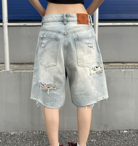 Shorts décontractés anti-plis imperméables à bords effilochés et coupe droite ample pour hommes et femmes, avec détails déchirés et effet badge. - Product Image 5