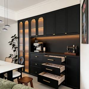 Aparador de Comedor Moderno Negro Mate - Puerta de Vidrio Arqueada e Iluminación LED, Cafetera Integrada + Almacenamiento para Cocina Abierta - Product Image 6