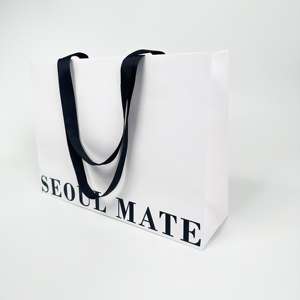 Bolsa <span class=keywords><strong>de</strong></span> Papel Blanca Resistente a la Humedad, Ecológica, con Logotipo Grabado Personalizado, Asa <span class=keywords><strong>de</strong></span> Cinta, Estilo <span class=keywords><strong>de</strong></span> Lujo para Compras <span class=keywords><strong>de</strong></span> Ropa - Product Image 1