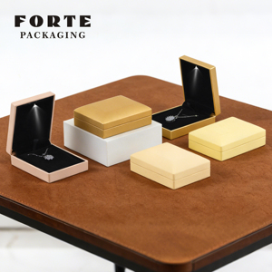 Caja de Joyería FORTE de Cuero PU con Logotipo Personalizado Dorado, Empaque para Joyas, Collares y Colgantes - Product Image 1