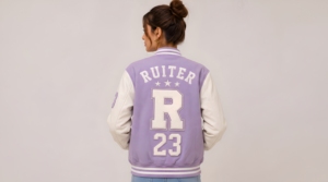 Chaqueta Varsity Lila con Letra R Bordada en Blanco para Mujer, Estilo Preppy, Corte Regular, Cuello Camisero, Logotipo Frontal - Product Image 2