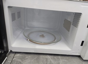 Horno Microondas Moderno Minimalista Hoffmans, Capacidad de 20L, 700W, Calentamiento Rápido, Función de Descongelación, Electrodoméstico Familiar para Encimera - Product Image 3