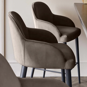 Tabourets <span class=keywords><strong>de</strong></span> <span class=keywords><strong>bar</strong></span> modernes en <span class=keywords><strong>velours</strong></span> <span class=keywords><strong>taupe</strong></span> avec accoudoirs incurvés, chaises <span class=keywords><strong>de</strong></span> <span class=keywords><strong>bar</strong></span> rembourrées avec pieds en métal noir mat et repose-pieds intégré - Product Image 4