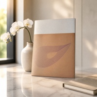 Fabricant de brochures immobilières personnalisées avec production interne, catalogue de propriétés avec design concentrique à lignes violettes